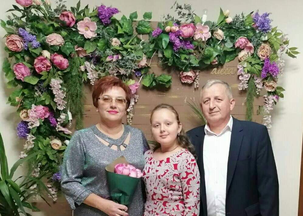 Марічка з батьками Оксаною та Ігорем