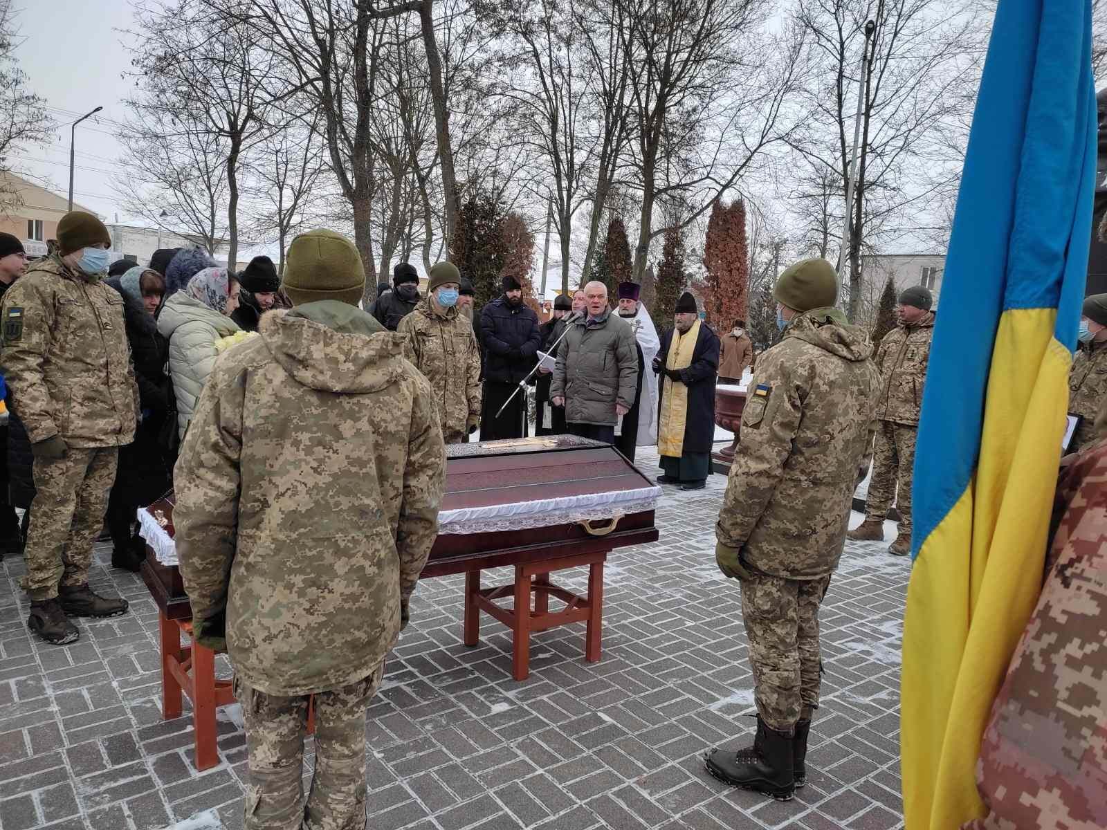 Побратими та близькі прощаються з українським захисником.