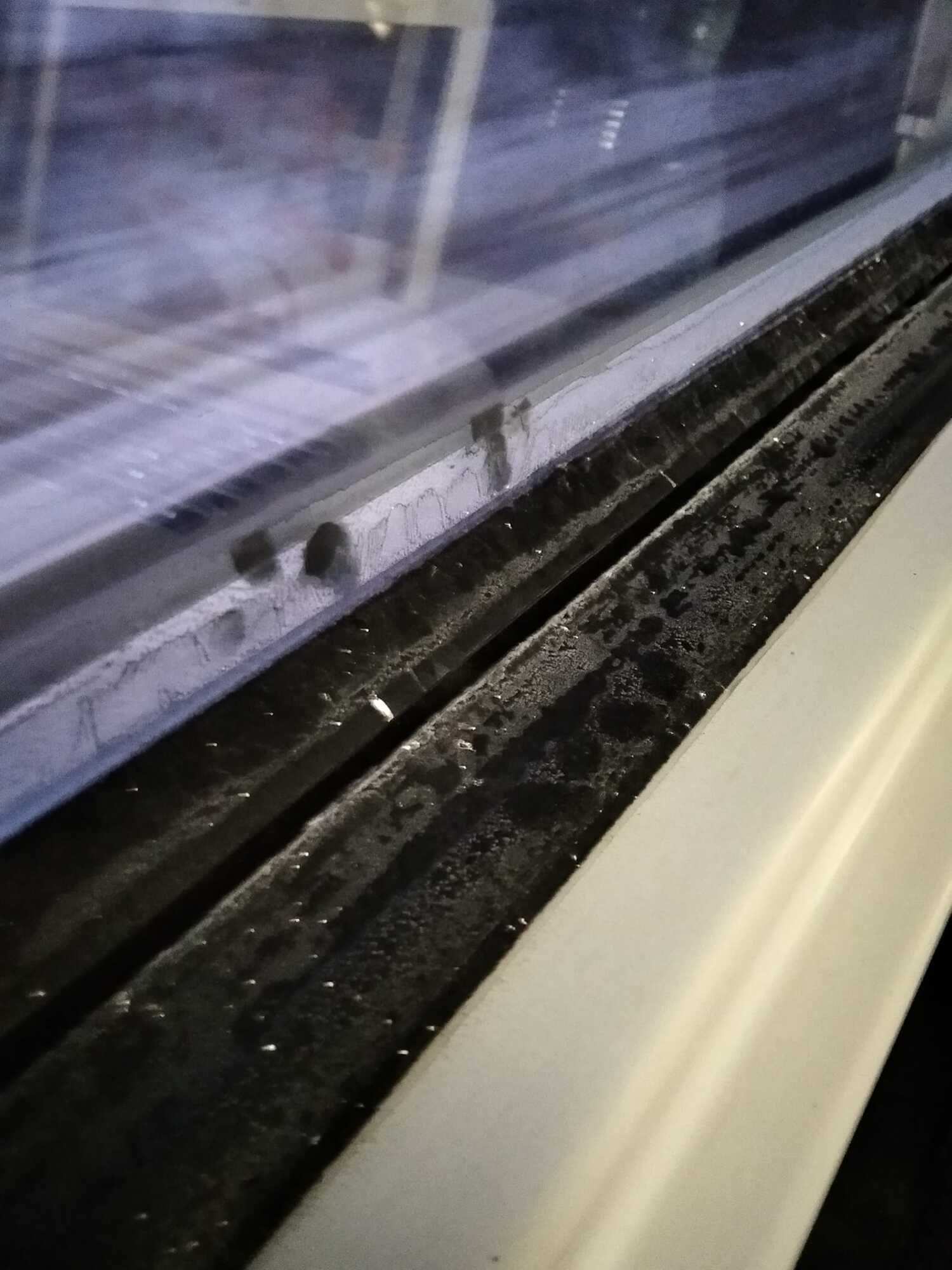 На внутрішній стороні вікна поїзда утворився іній