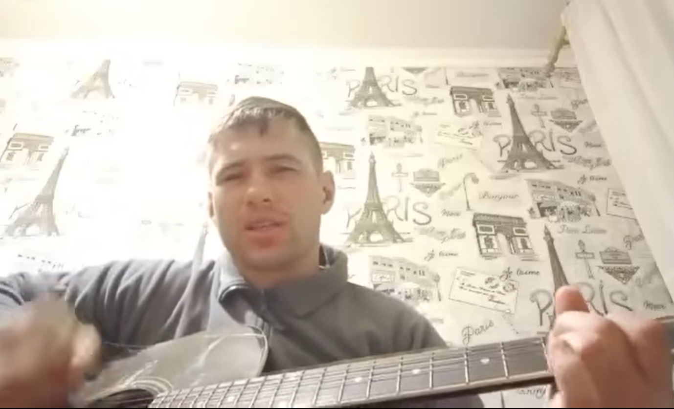 Василь грав на гітарі.