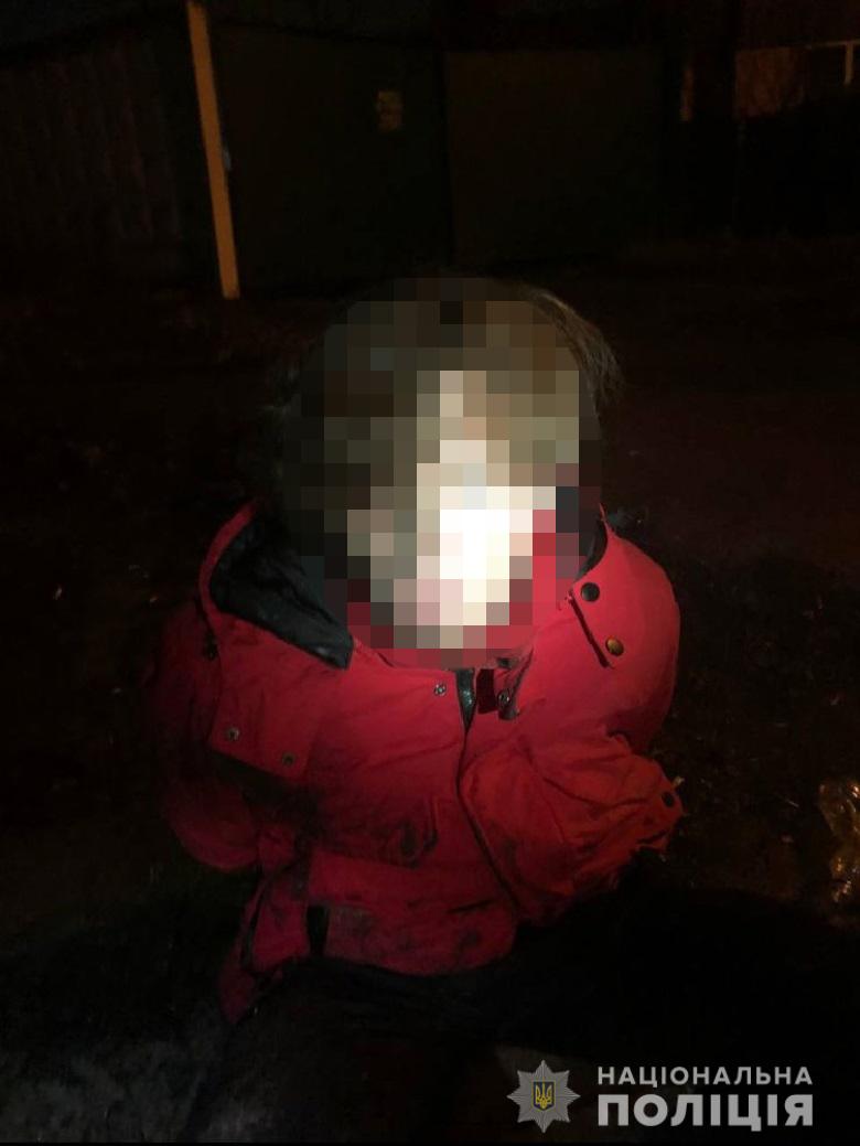 У Києві хлопець на вулиці, гуляючи з друзями, штрикнув ножем безхатченка в шию